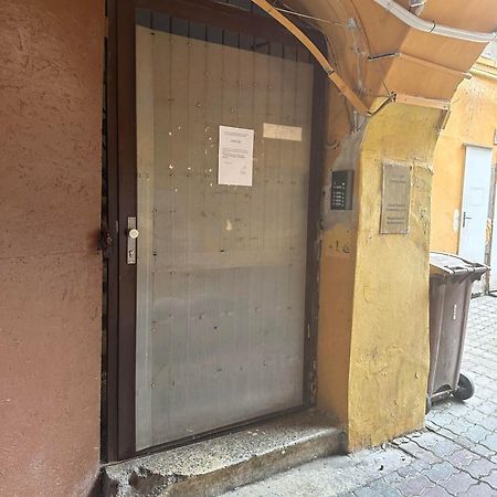 C Private Room In City Center In Братислава Екстериор снимка