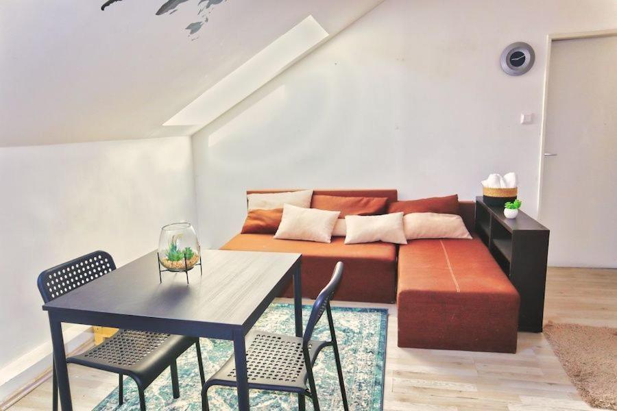 C Private Room In City Center In Братислава Екстериор снимка